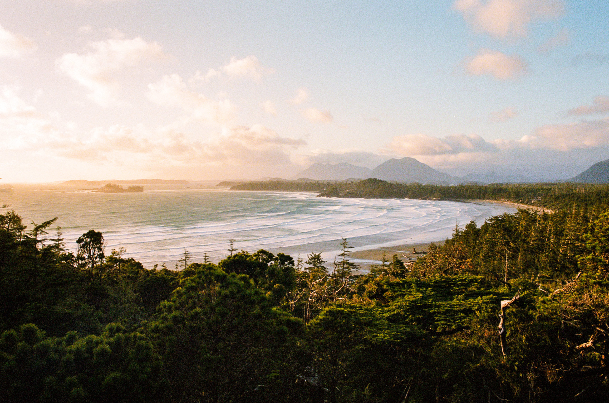 我们很自豪能赞助托菲诺(Tofino)等海滩的保护工作,让人们能够持续享受海滩并开展休闲活动。照片:坦纳·威尔逊